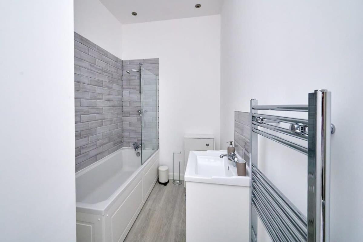 Modern 2 Bedroom Apartment In Preston プレストン エクステリア 写真