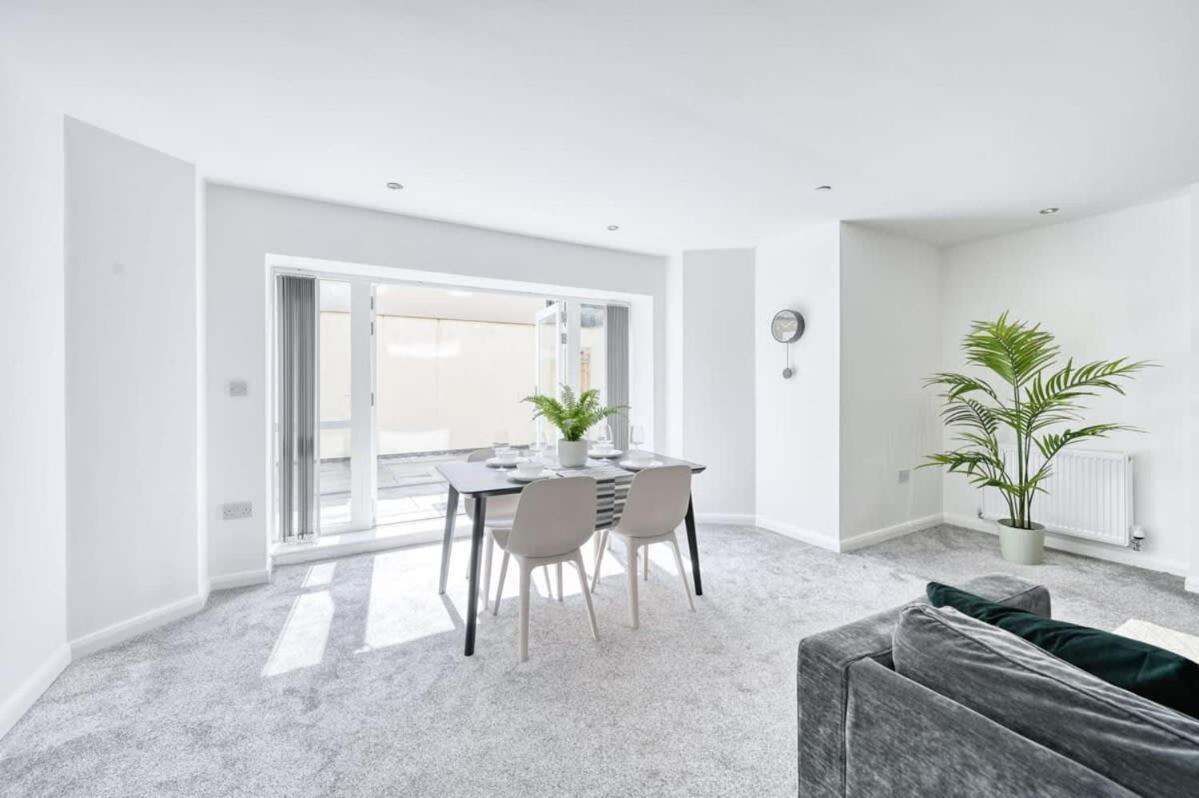 Modern 2 Bedroom Apartment In Preston プレストン エクステリア 写真